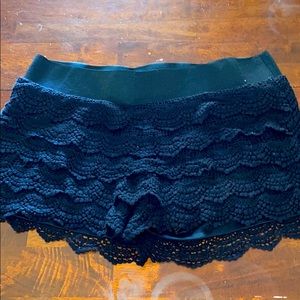 XL Canclay Black Ruffled Shorts